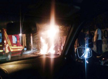 DIVINÓPOLIS: vândalos colocam fogo em barraca de morador de rua com ele dentro
